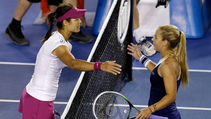 Li Na (vľavo) si podáva ruku s Dominikou Cibulkovou po víťazstve 7:6, 6:0 vo finálovom zápase ženskej dvojhry Australian Open.