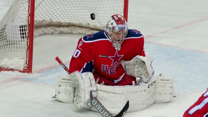 Brankár CSKA Viktor Fast dostáva gól na 0:2 po strele hokejistu Slovana Tomáša Starostu.
