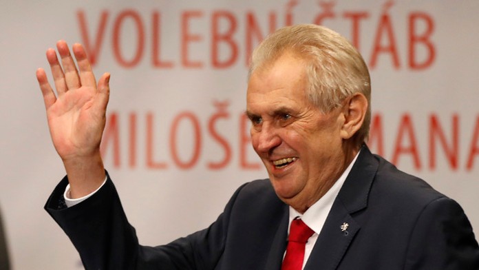 Edinson Cavani (vpravo) sa teší z gólu v sieti Montpellieru so spoluhráčmi z PSG, vľavo Thomas Meunier a Ángel Di María.