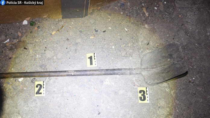 Muža zabili lopatou.