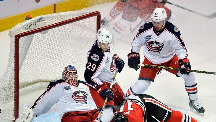 Marko Daňo v skrumáži pred vlastnou bránou v súboji s Chicagom.