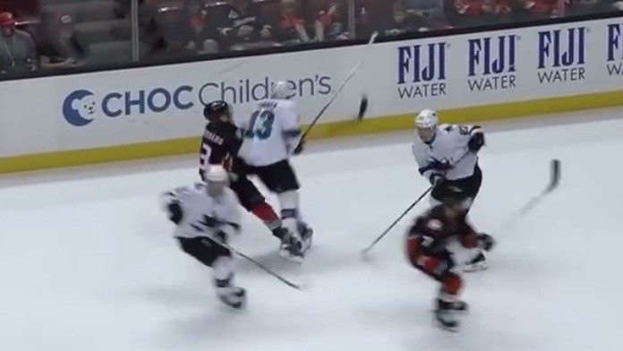 Zákrok Raffiho Torresa (San Jose Sharks) na Jakoba Silfverberga (Anaheim Ducks) v príprave.