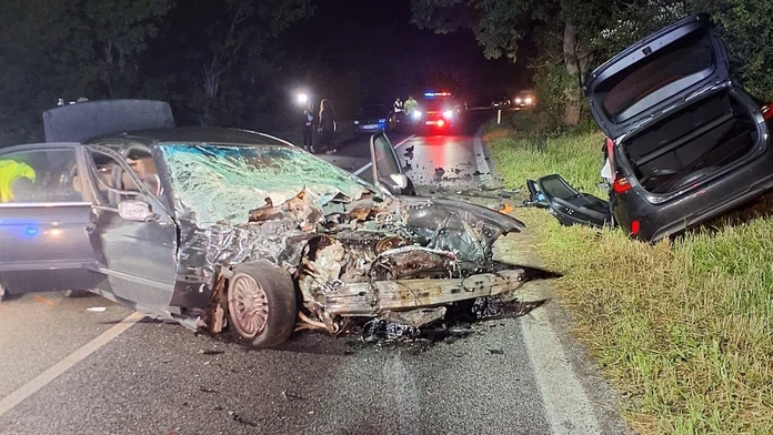 FOTO: Pri vážnej nehode na východe sa zranilo päť ľudí. Štyri osoby museli z áut vyslobodiť hasiči
