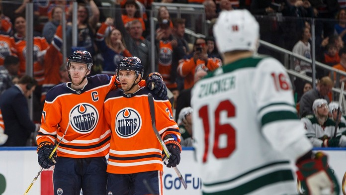 Na snímke druhý zľava slovenský obranca Edmontonu Andrej Sekera a jeho spoluhráč v útoku Connor McDavid.