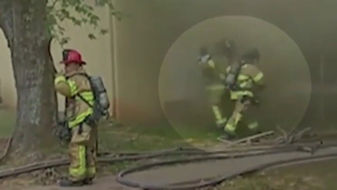 Zúfalý otec vyhodil batoľa z horiaceho domu. Z tohto videa sa vám zatají dych