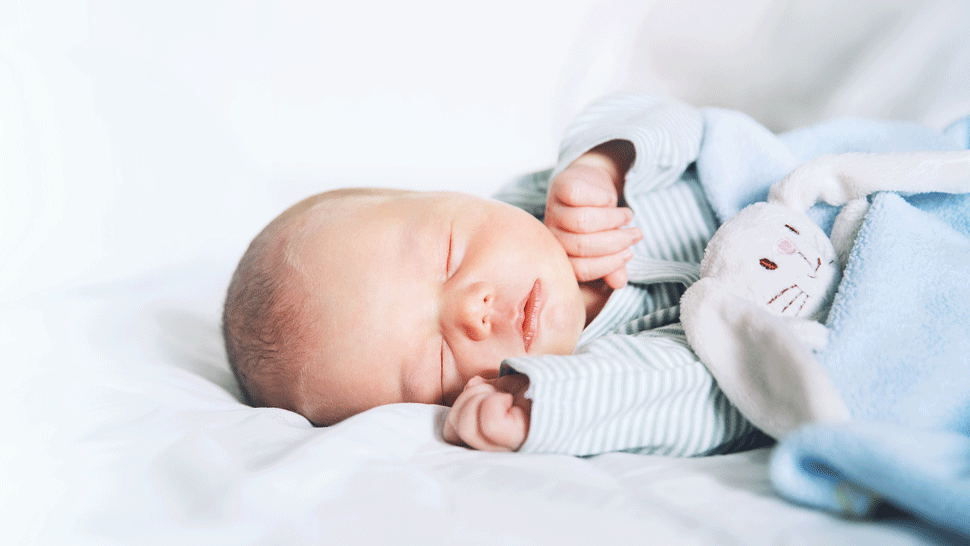 Bábätko sa narodilo s antikoncepčným telieskom v ruke