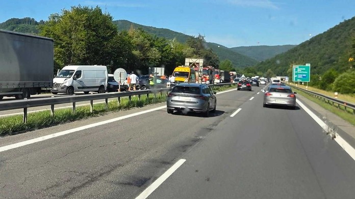 Vážna nehoda na strednom Slovensku. Po zrážke štyroch áut frekventovanú cestu uzavreli