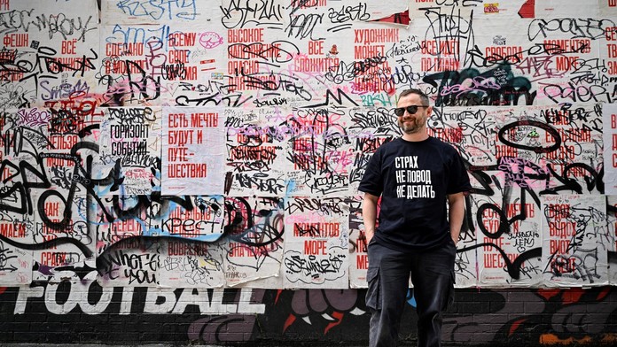 Ruský umelec nemá strach z Putina. Tvorí protivojnové plagáty