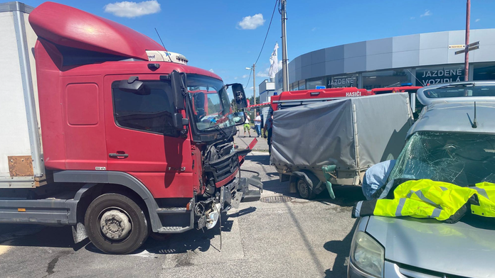 Tragédia v Trnave. Po zrážke zahynul muž, mladému kamionistovi na mieste vzali vodičák