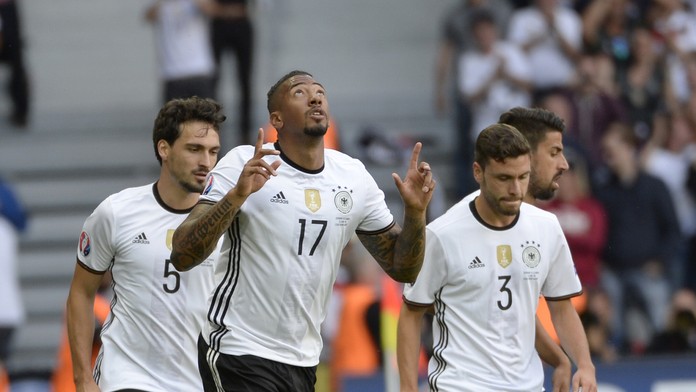 Na snímke uprostred Jerome Boateng (Nemecko) sa raduje po góle na 1:0 , vľavo Mats Hummels a vpravo Jonas Hector.
