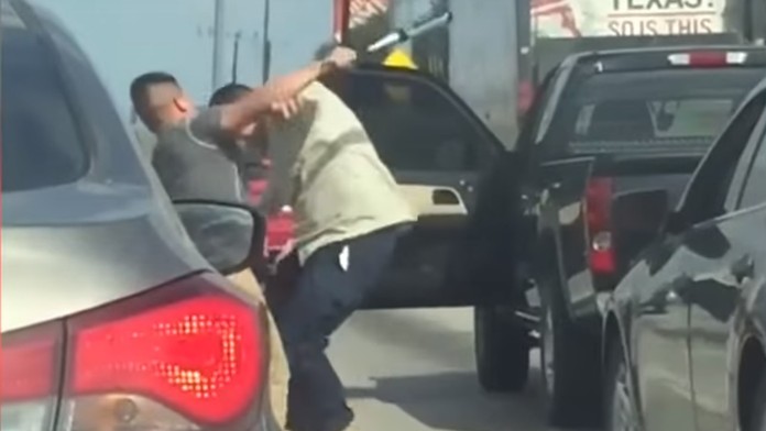 Muži sa bili palicami