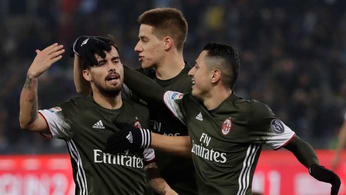 Suso (vľavo) sa so spoluhráčmi z AC Miláno teší z gólu.