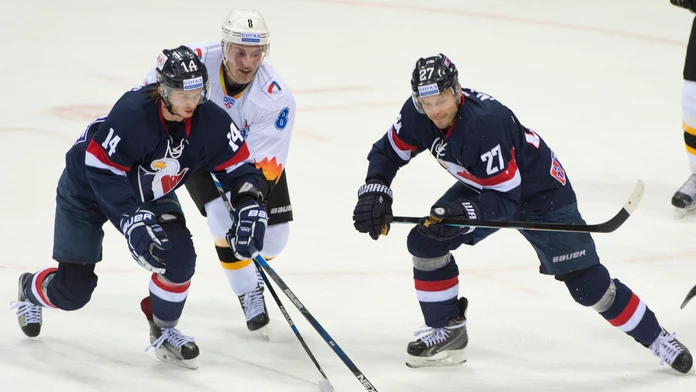 Zľava Žiga Jeglič (Slovan), Vadim Berdnikom (Čerepovec) a Ladislav Nagy (Slovan).