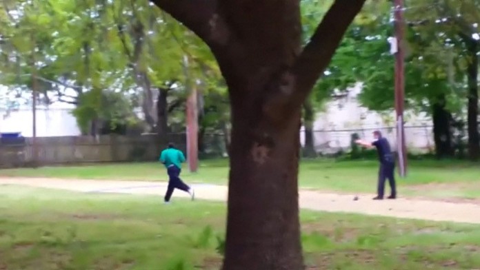 Policajt zastrelil neozbrojeného četrnocha.