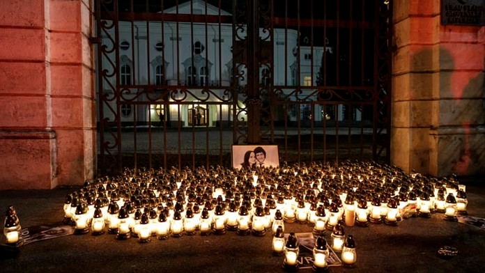 Sviečky, ktoré zapálili účastníci tichého spomienkového pochodu ulicami Bratislavy na pamiatku zavraždeného novinára a jeho snúb