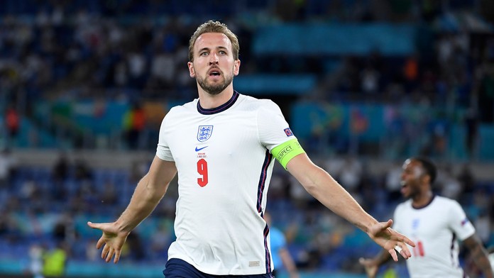 Angličan Harry Kane oslavuje gól proti Ukrajine na ME 2020.