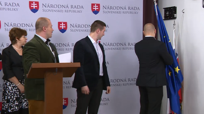 Milan Mazurek skryl zástavu EÚ za plentu