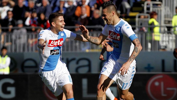 Marek Hamšík sa teší po strelení gólu v zápase s Cagliari so spoluhráčom Jorginhom.