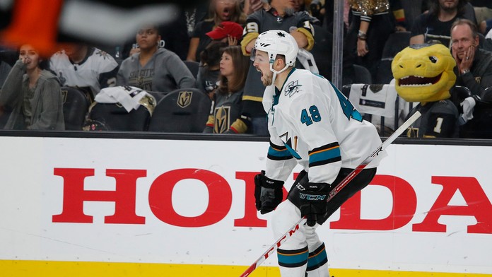 Tomáš Hertl zo San Jose oslavuje gól v 1. kole play off proti Vegasu.