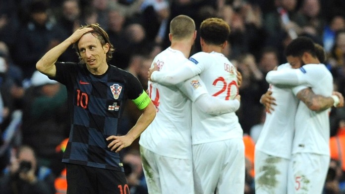 Sklamaný Luka Modrič a tešiaci sa hráči Anglicka.