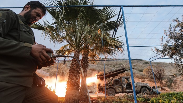 VIDEO: Povstalci dobyli štvrté najväčšie mesto Sýrie. Otvára sa im cesta k dôležitej križovatke