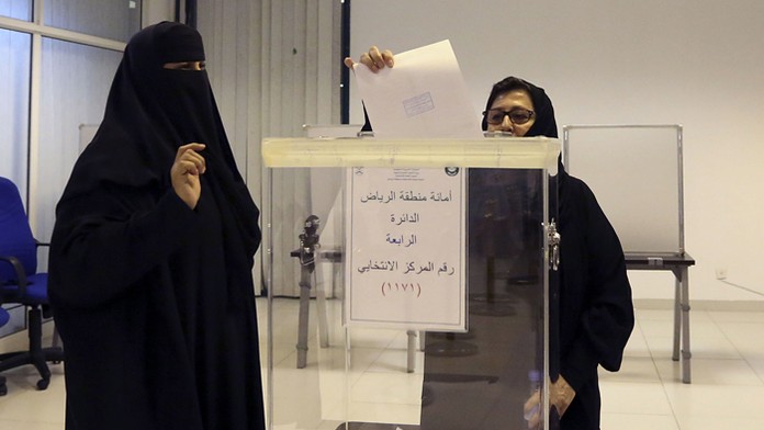 Saudskoarabské voličky hádžu do urny hlas počas hlasovania vo voľbách do miestnych zastupiteľstiev v Rijáde.