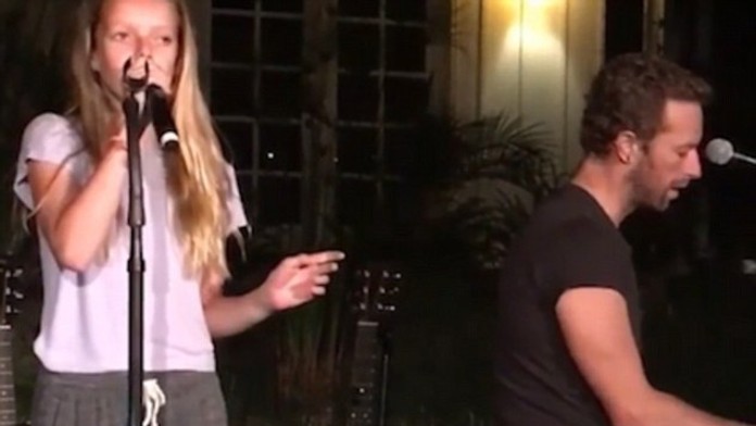 Gény nezaprie. Pozrite si, ako spieva dcéra Gwyneth Paltrow a speváka z Coldplay