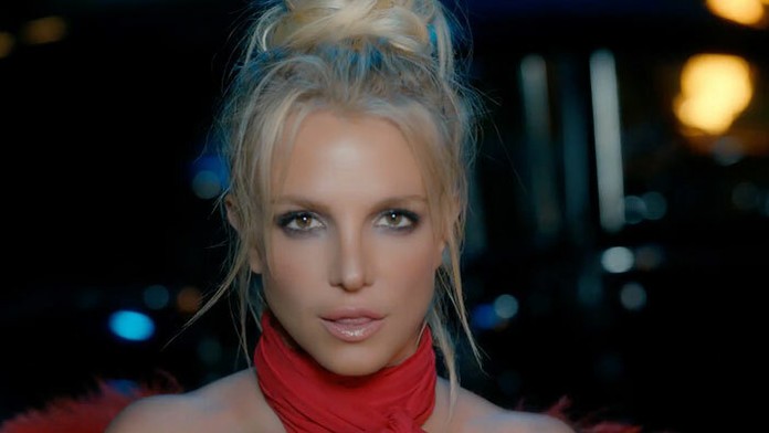 Britney Spears vo videoklipe k skladbe Slumber Party