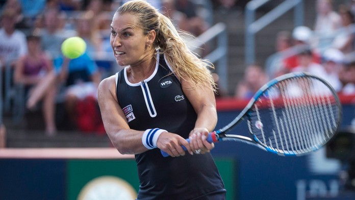 Dominika Cibulková odvracia úder domácej Kanaďanky Eugenie Bouchardovej