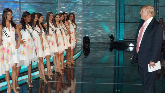Donald Trump so súťažiacimi na skúške Miss Universe 2009 na bahamskom ostrove Paradise Island. (21. augusta 2009)