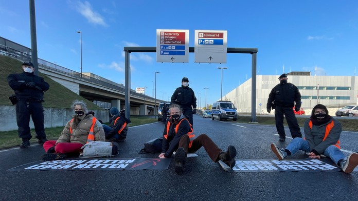 Chaos v leteckej doprave v Nemecku. Spôsobili ho aktivisti, ktorí zablokovali cesty k trom letiskám