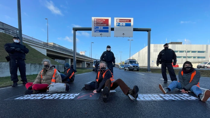 Chaos v leteckej doprave v Nemecku. Spôsobili ho aktivisti, ktorí zablokovali cesty k trom letiskám