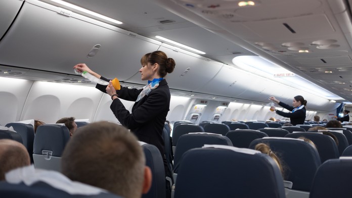 Od správania sa posádky až po fyzické znaky. Bývalá letuška prezradila, aké signály sú predzvesťou núdzového pristátia lietadla