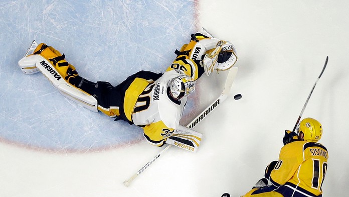 Matt Murray (Pittsburgh) blokuje strelu Coltona Sissonsa (Nashville).