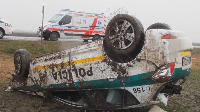 Prevrátené policajné auto