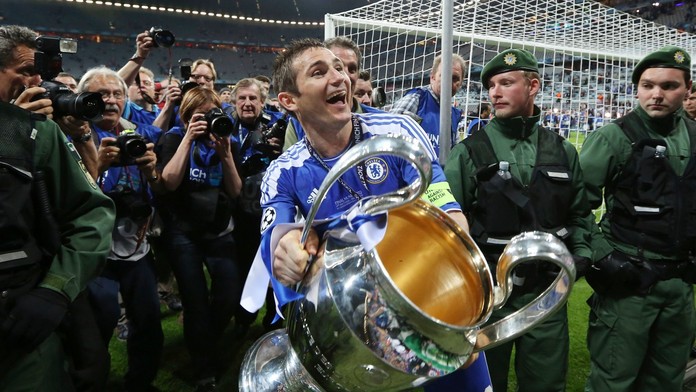 Na archívnej snímke z 19. mája 2012 futbalista Chelsea Londýn Frank Lampard pózuje s trofejou po triumfe vo finále Ligy majstrov