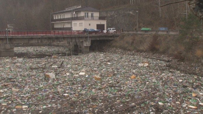 Znečistený Ružín.