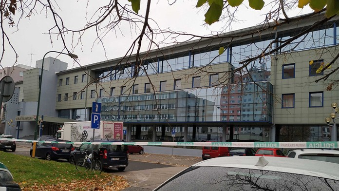 Policajná páska pred súdom v Petržalke, kde nahlásili bombu.