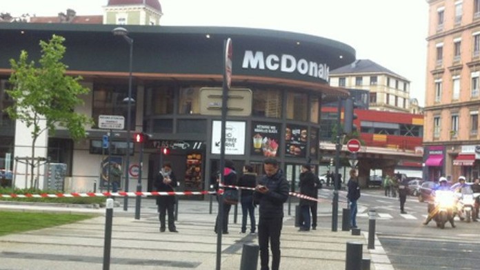 Reštauráciou McDonalds vo francúzskom Grenobli otriasol výbuch. 