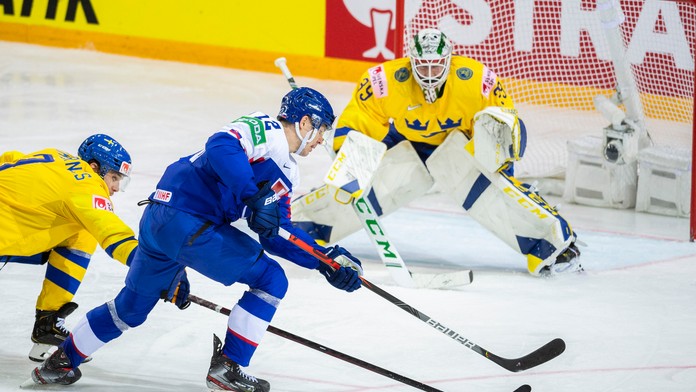 Fínsky brankár Harri Sateri inkasuje gól gól z hokejky Lotyša Martinsa Dzierkalsa (vpravo) v zápase B-skupiny Fínsko - Lotyšsko 