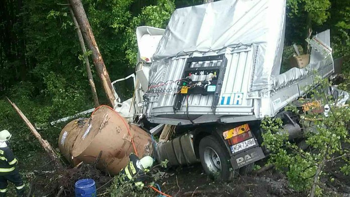 Vodič poľského kamióna havaroval v Krupine, zostal zakliesnený v kabíne