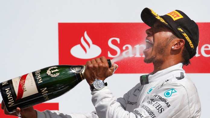 Britský jazdec F1 na Mercedese Lewis Hamilton oslavuje víťazstvona Silverstone.