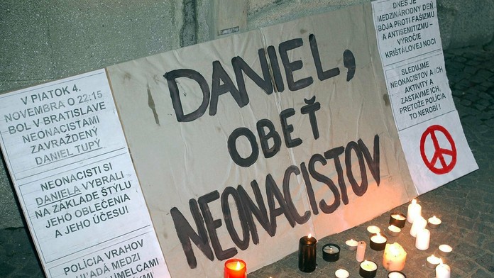 Prešovskí študenti si 9. novembra 2005 na Hlavnej ulici uctili pamiatku nevinnej obete neonacistickej vraždy Daniela Tupého