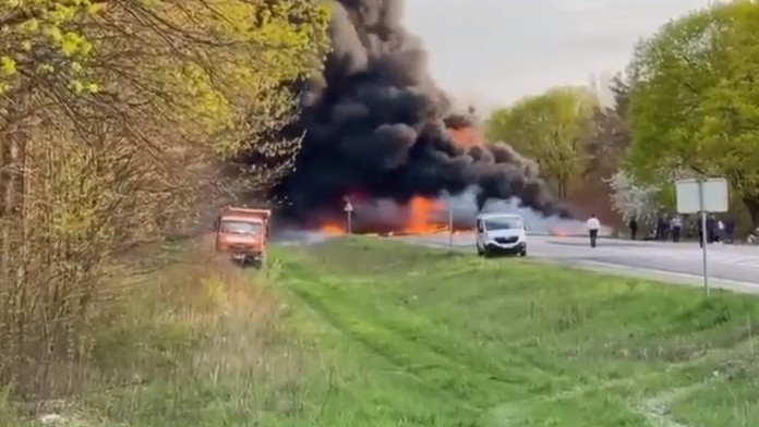 Ukrajinu zasiahla ďalšia tragédia: Pri zrážke autobusu s cisternou v plameňoch zahynulo najmenej 26 ľudí