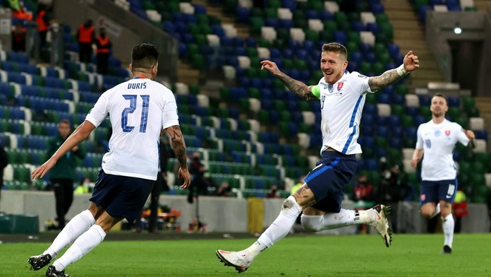 Michal Ďuriš (vľavo) a Juraj Kucka sa tešia po strelení gólu v predĺžení zápasu finále play off o EURO 2020.