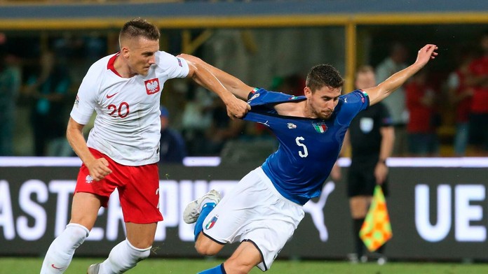 Taliansky futbalista Jorginho (vpravo) a Poliak Piotr Zielinski počas zápasu Ligy národov.