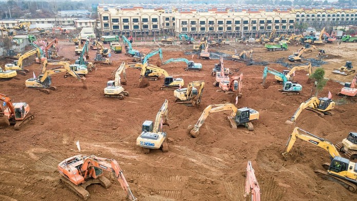 Pracovníčka MÚ zbiera hlasovacie lístky určené pre Slovákov žijúcich v zahraničí.