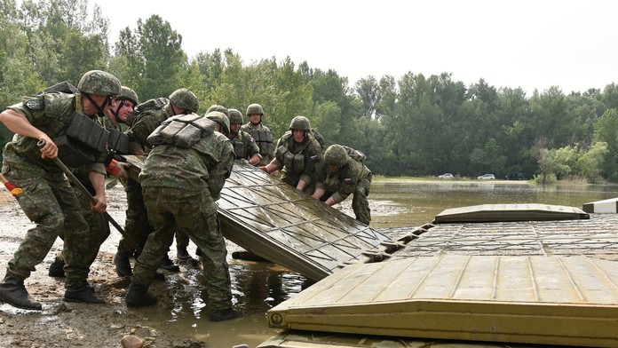Výcvik príslušníkov aktívnych záloh na cvičisku Váh Ženijného práporu v Seredi.