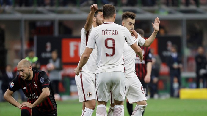 Radosť hráčov AS Rím po góle proti AC Miláno.