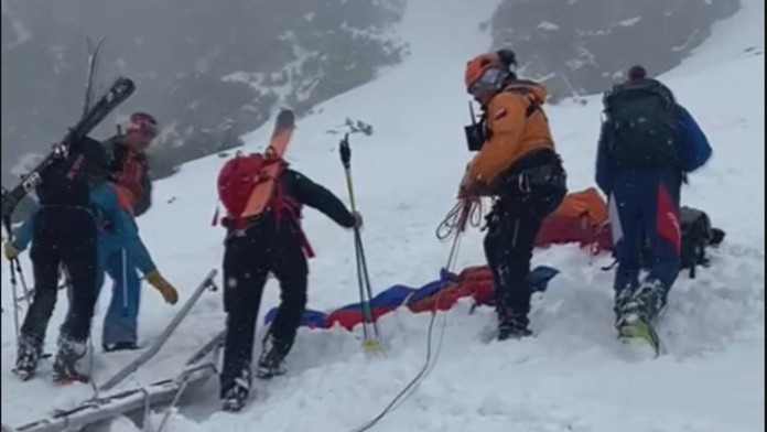 Záchrana skialpinistov po lavíne.